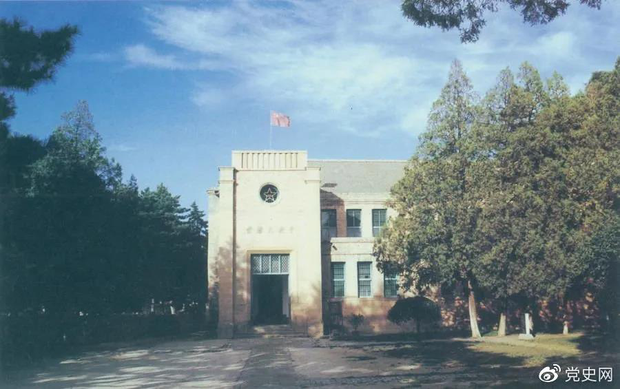楊家?guī)X革命舊址，位于延安城西北約3公里，是中共中央1938年11月至1947年3月的所在地。
